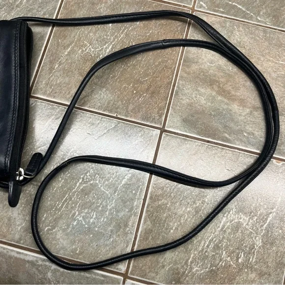 Vintage ILI New York Black Leather Crossbody Bag - Picture 9 of 11